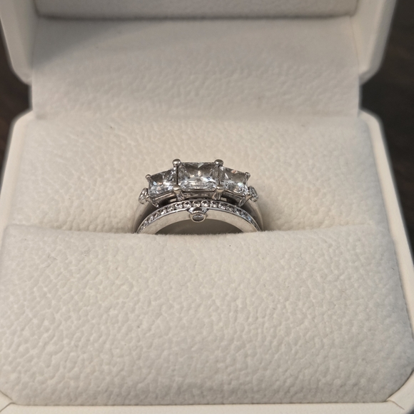 Elegant White Gold Princess Cut Diamond Ring - Picture 5 of 8